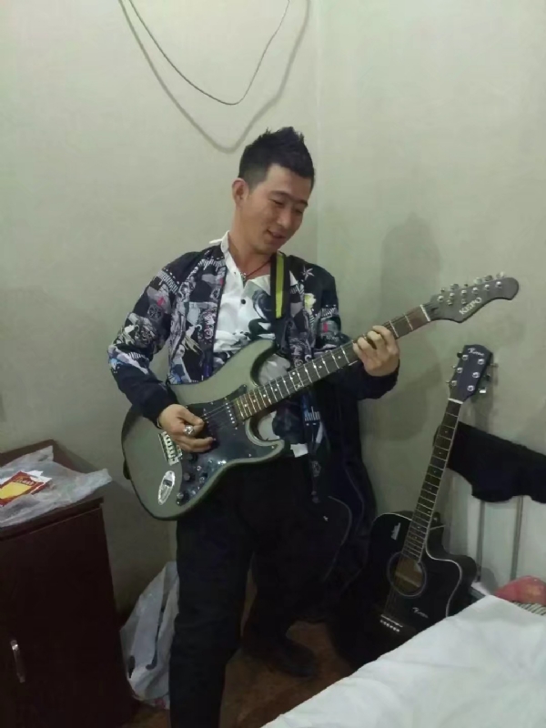 小吉他的第一张照片--唐山相亲服务中心