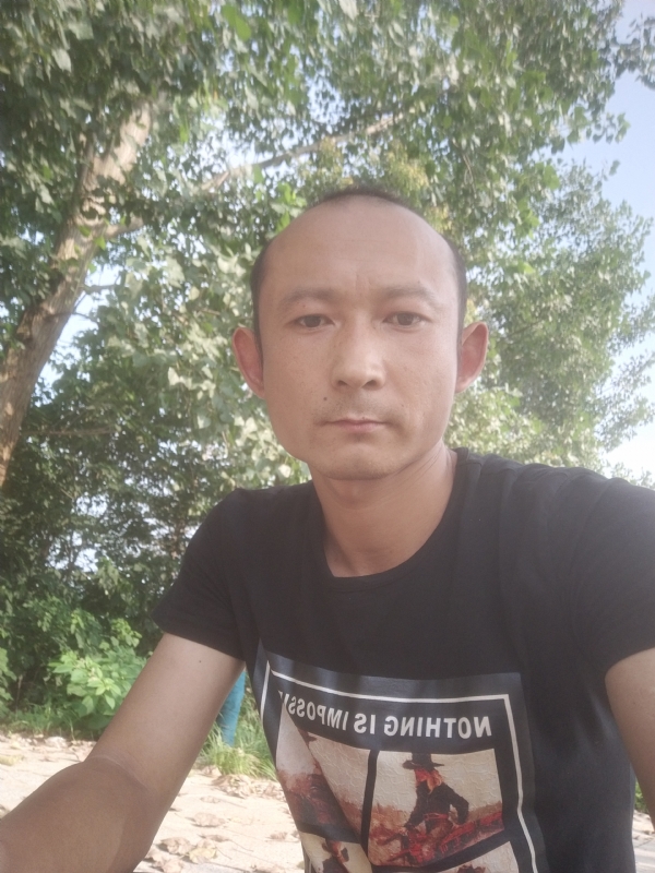 80大叔的第一张照片--唐山相亲服务中心