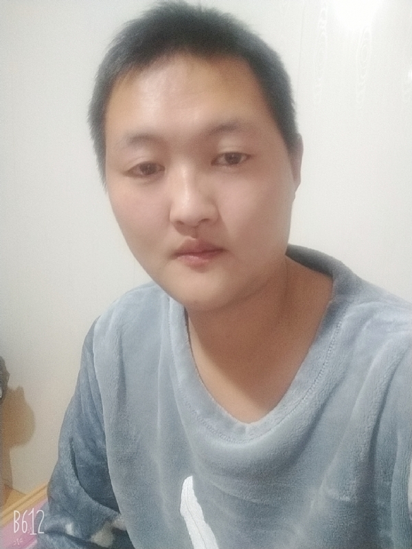 烟圈里透着伤的第二张照片--唐山相亲服务中心