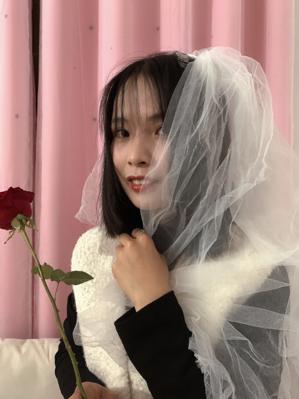 持紫菜包饭的女孩的第一张照片--唐山相亲服务中心