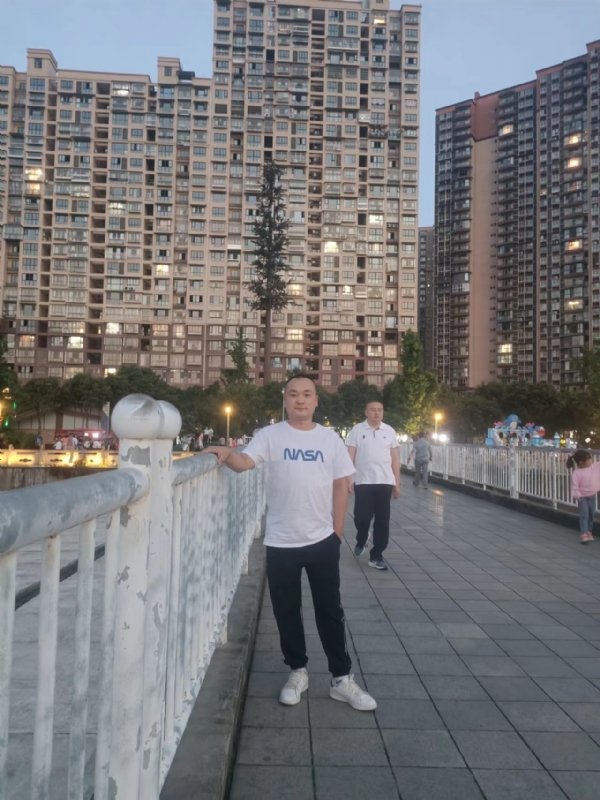 寂寞的男人的第一张照片--唐山相亲服务中心