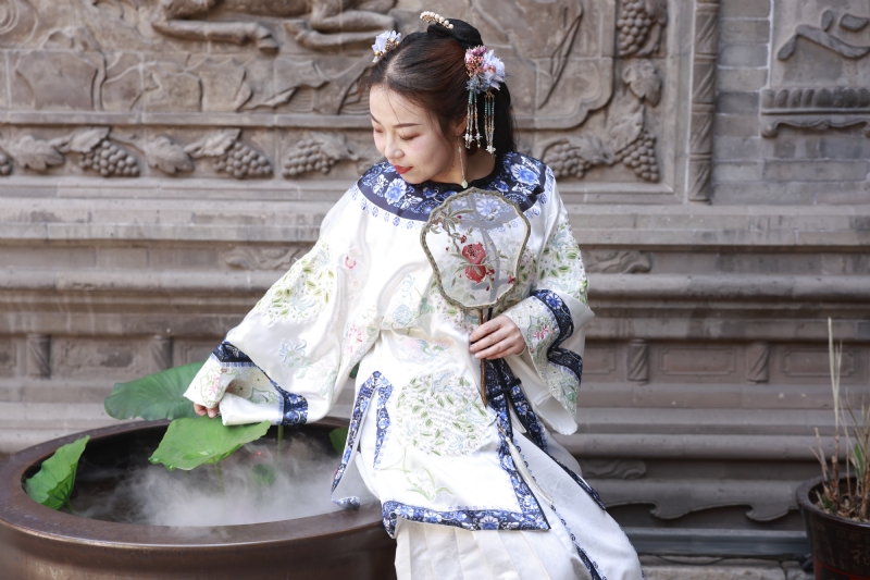 认真的雪的第一张照片--唐山相亲服务中心